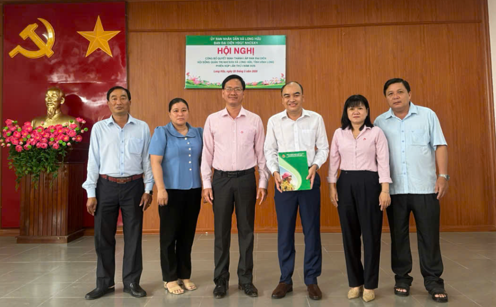 Công bố quyết định thành lập Ban đại diện HĐQT Ngân hàng CSXH xã Long Hữu