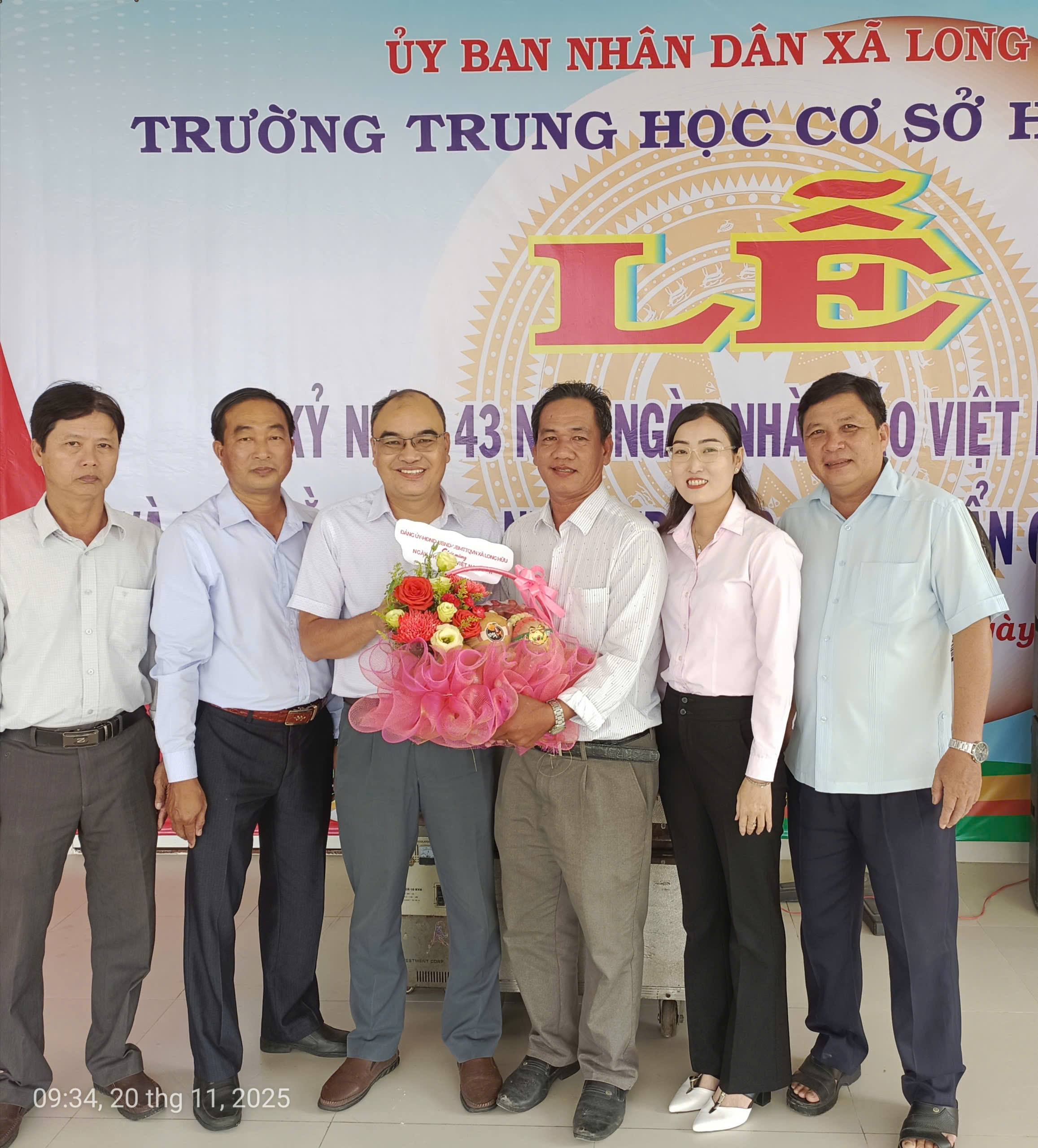 Lãnh đạo xã Long Hữu thăm, chúc mừng các trường học nhân Ngày Nhà giáo Việt Nam 20/11
