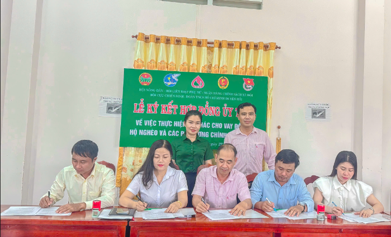 Ký kết hợp đồng ủy thác giữa NHCSXH và các tổ chức chính trị - xã hội xã Long Hữu
