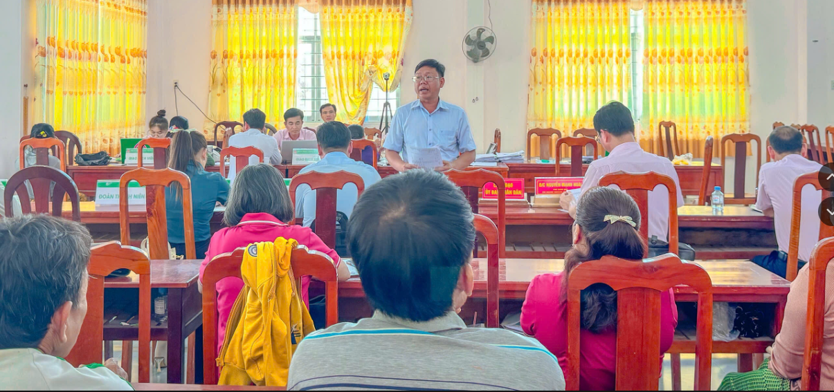 Các tổ chức chính trị - xã hội xã Long Hữu họp giao ban với Ngân hàng CSXH tại điểm giao dịch xã Long Hữu