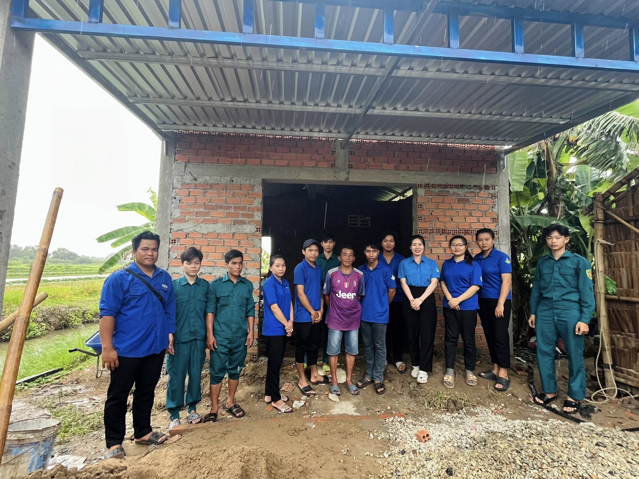 TUỔI TRẺ XÃ LONG HỮU PHỐI HỢP VỚI BAN CHỈ HUY QUÂN SỰ XÃ  RA QUÂN HỖ TRỢ NGÀY CÔNG XÂY DỰNG NHÀ NHÂN ÁI CHO HỌC SINH KHÓ KHĂN