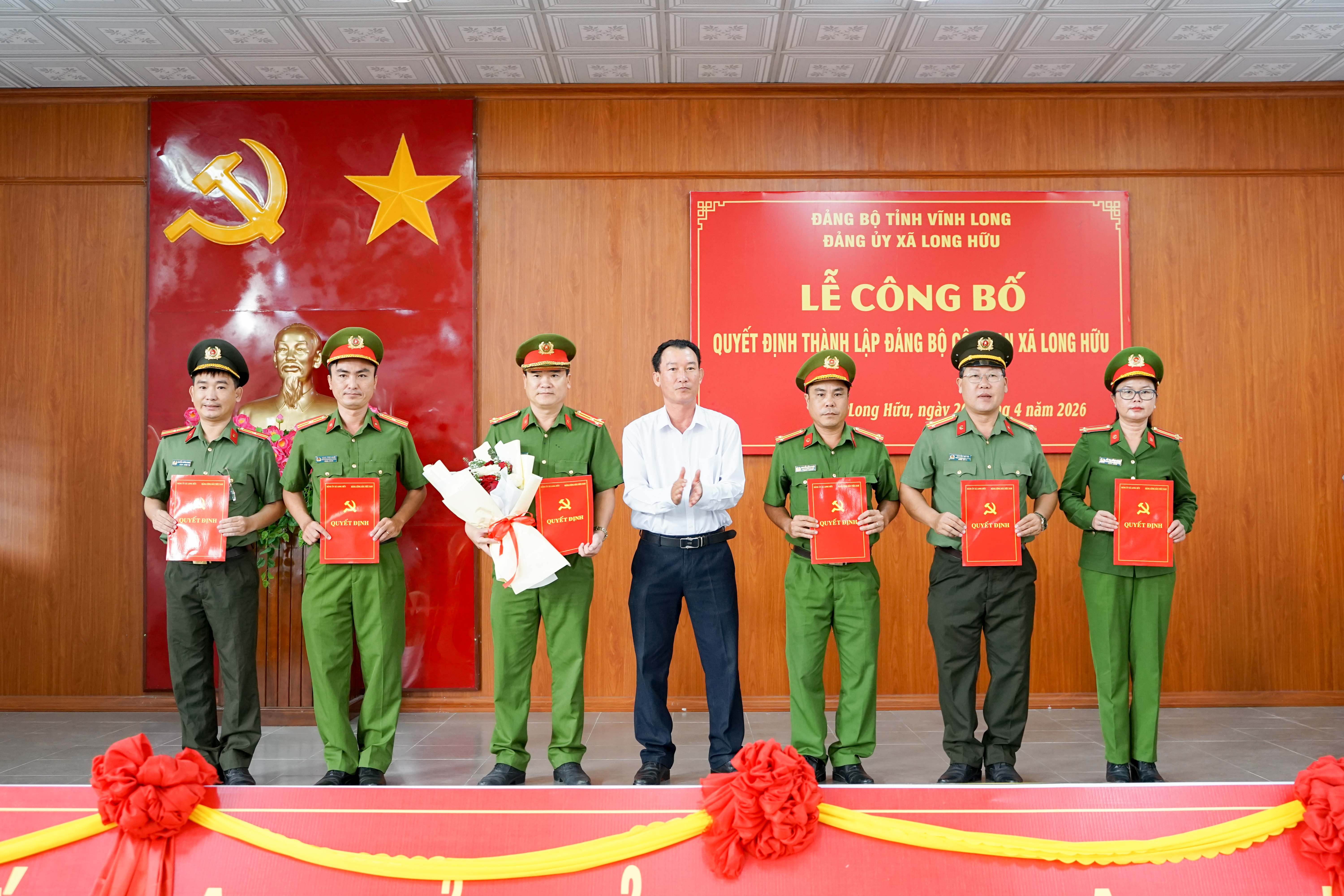 Long Hữu công bố Quyết định thành lập Đảng bộ Công an xã, kiện toàn tổ chức và nâng cao năng lực lãnh đạo ở cơ sở