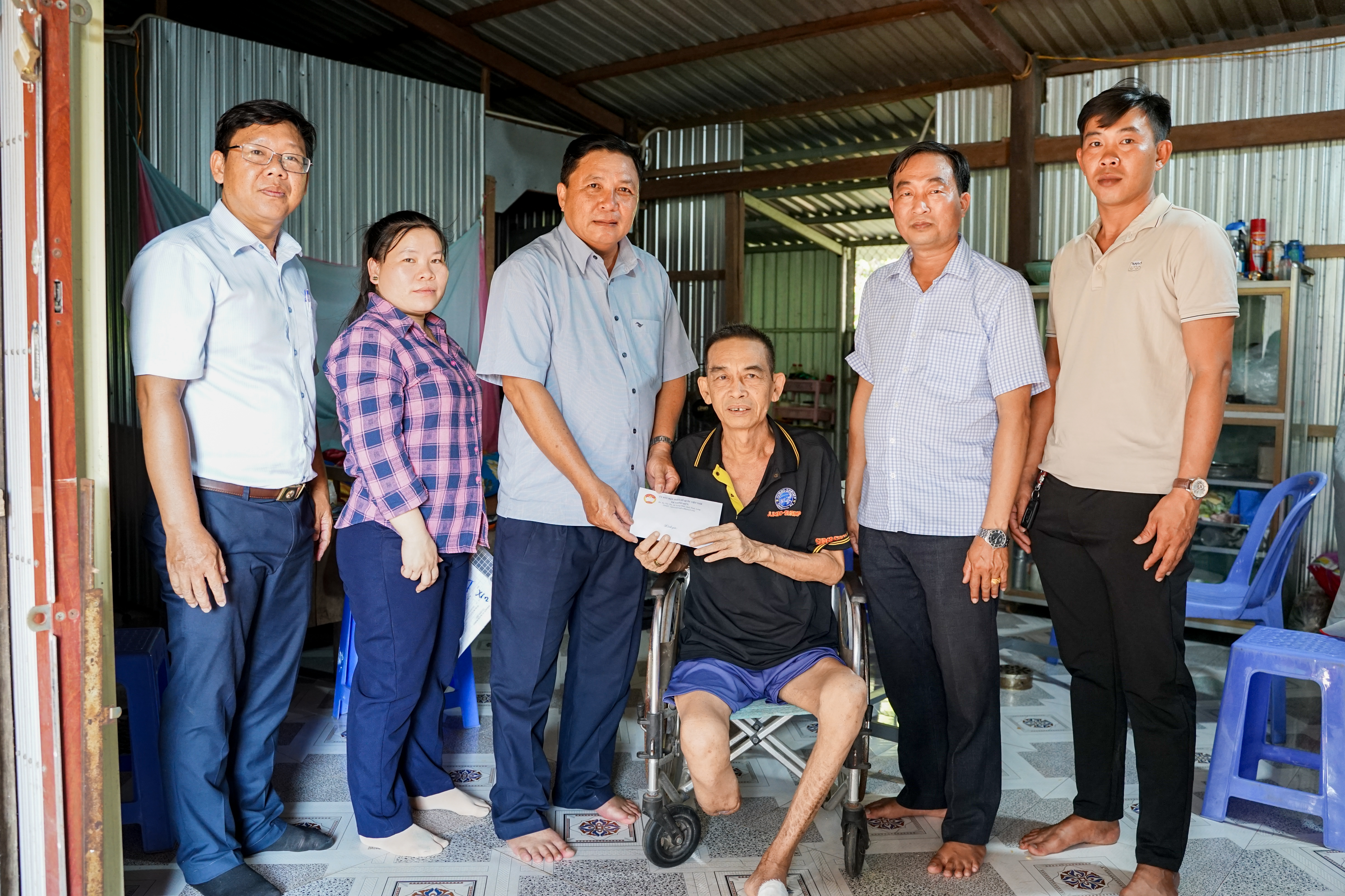 Thường trực Đảng ủy xã Long Hữu thăm, hỗ trợ gia đình có hoàn cảnh đặc biệt khó khăn