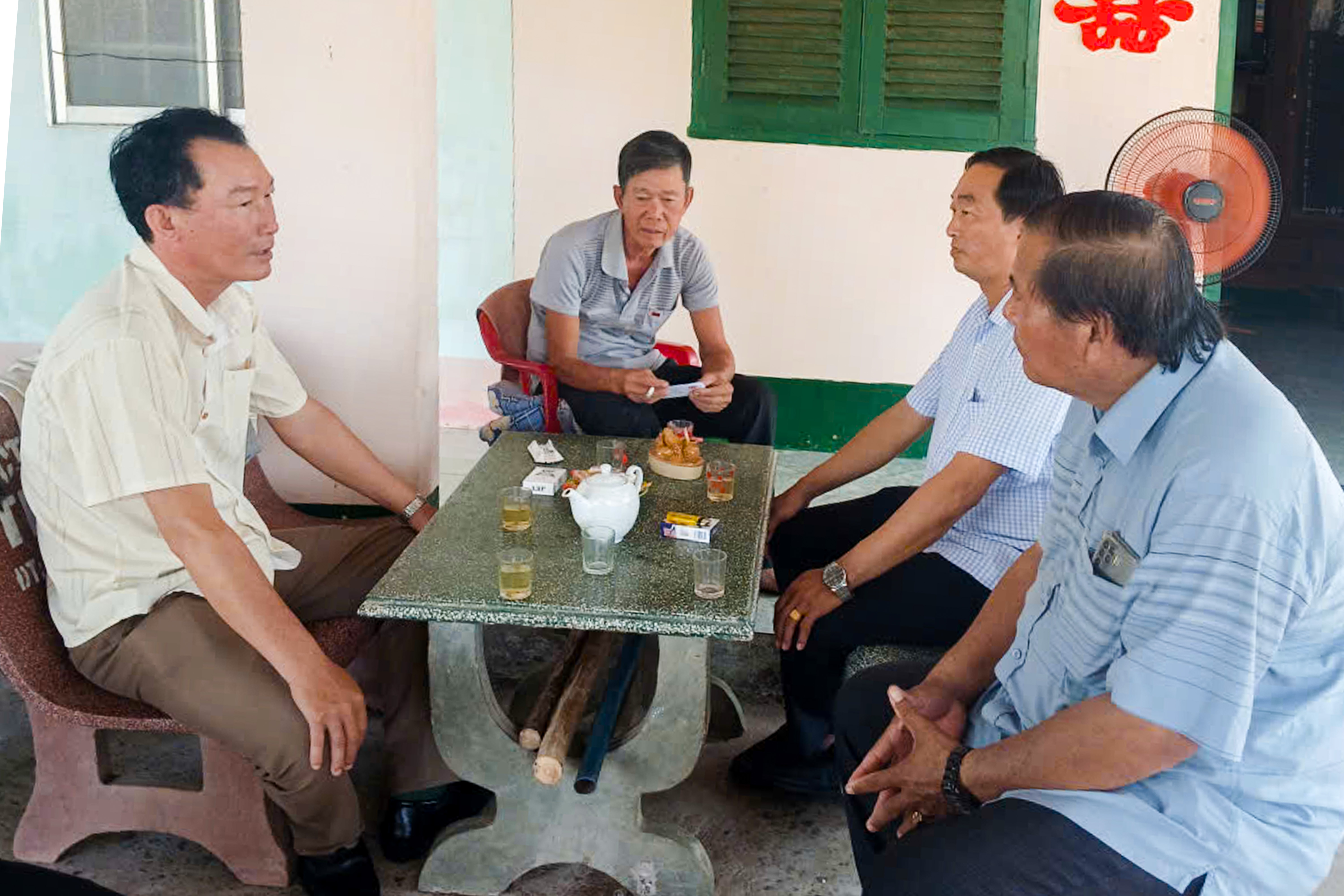 Long Hữu thăm, tặng quà gia đình chính sách nhân dịp 30/4