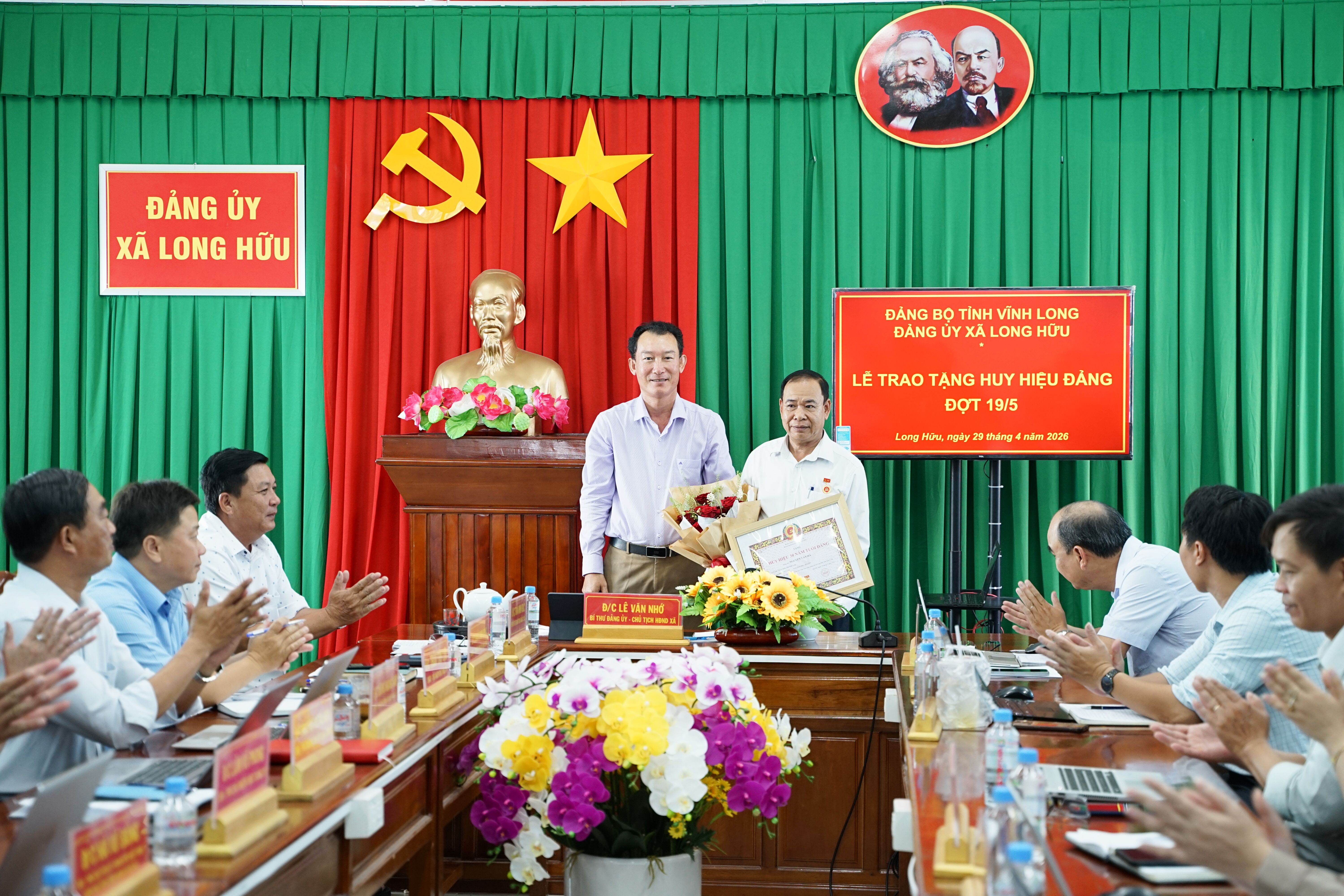 ​​​​​​​Long Hữu trao tặng Huy hiệu Đảng đợt 19-5
