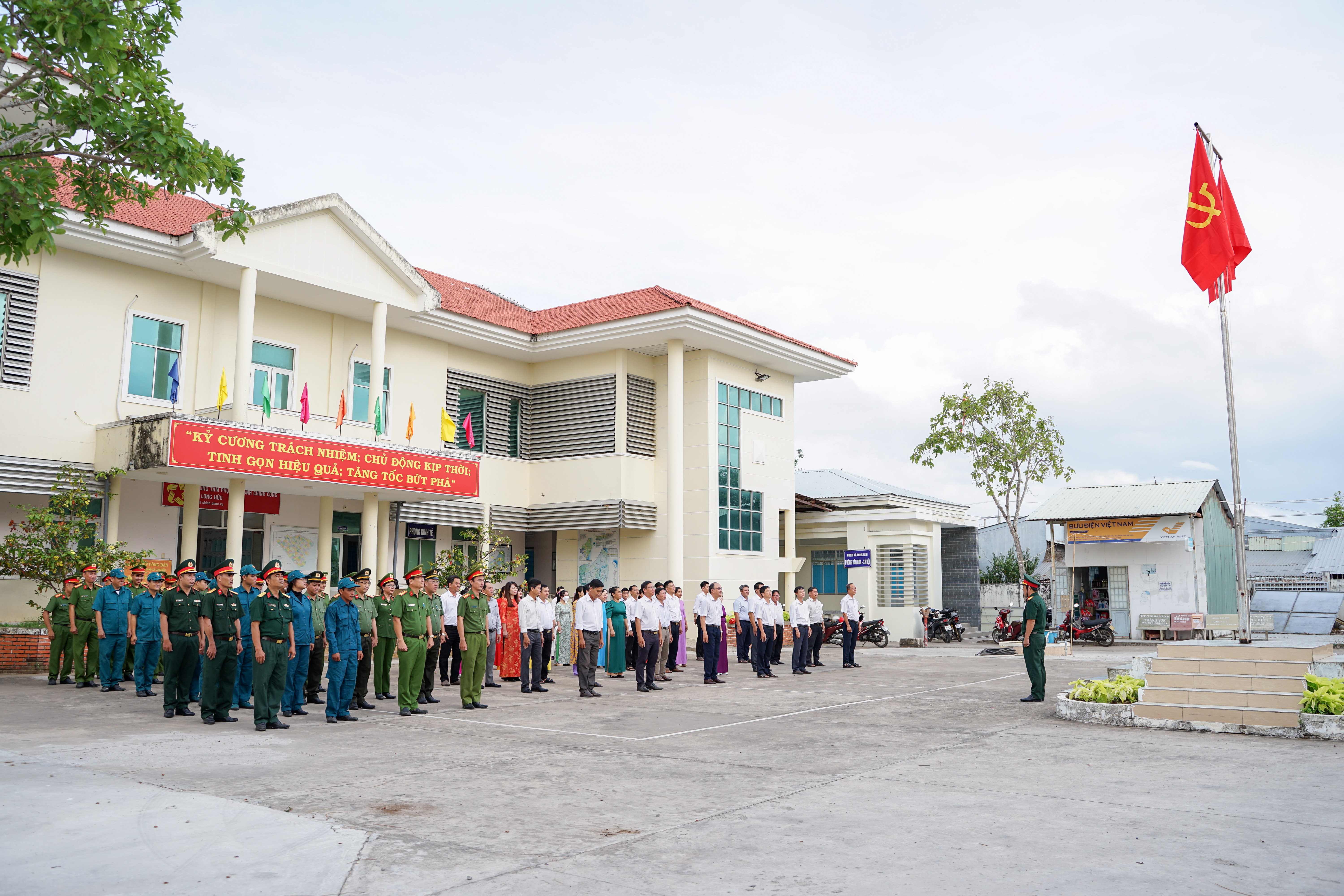 UBND xã Long Hữu tổ chức chào cờ đầu tuần tháng 5/2026