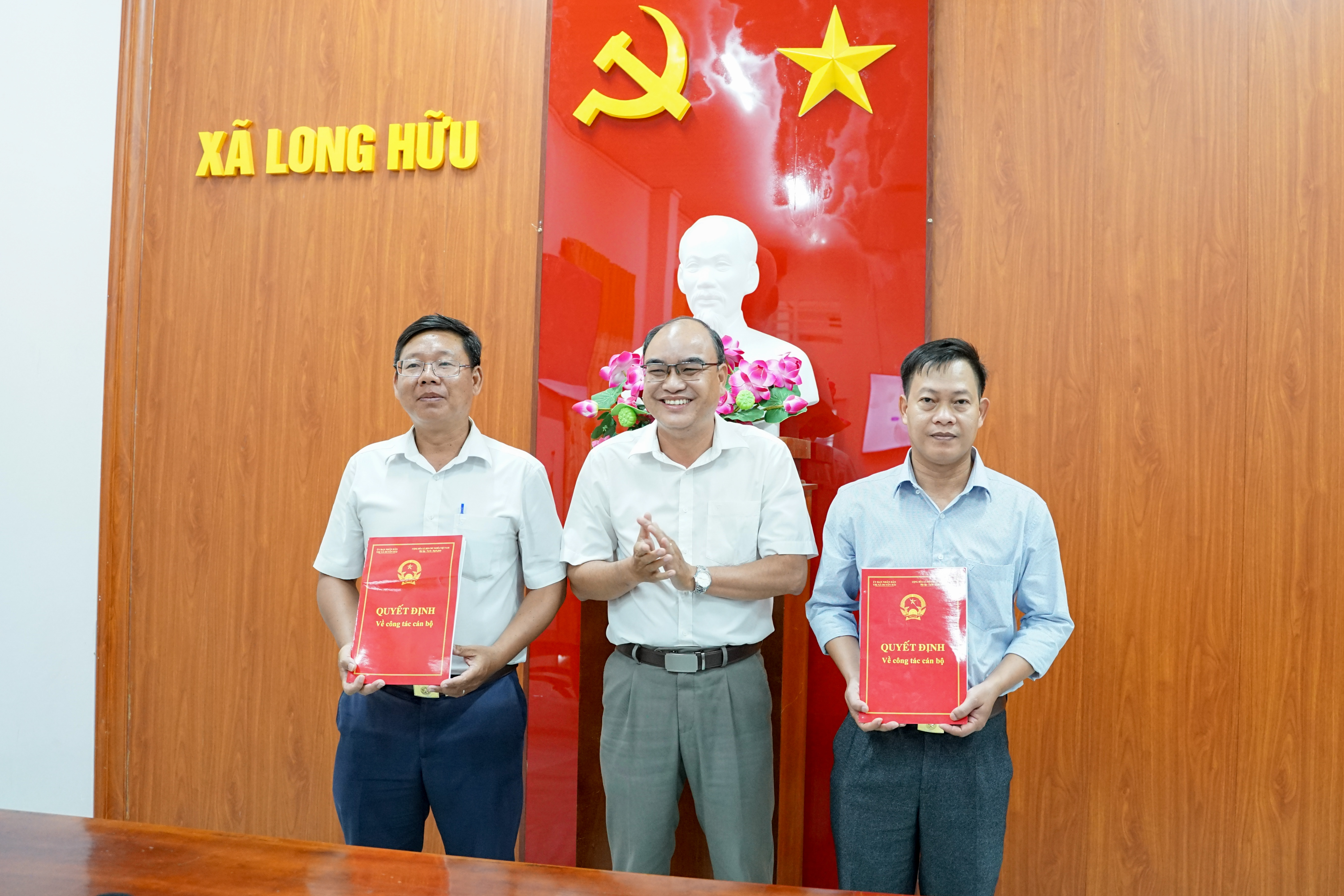 UBND xã Long Hữu tổ chức lễ trao quyết định bổ nhiệm, phân công nhiệm vụ cán bộ