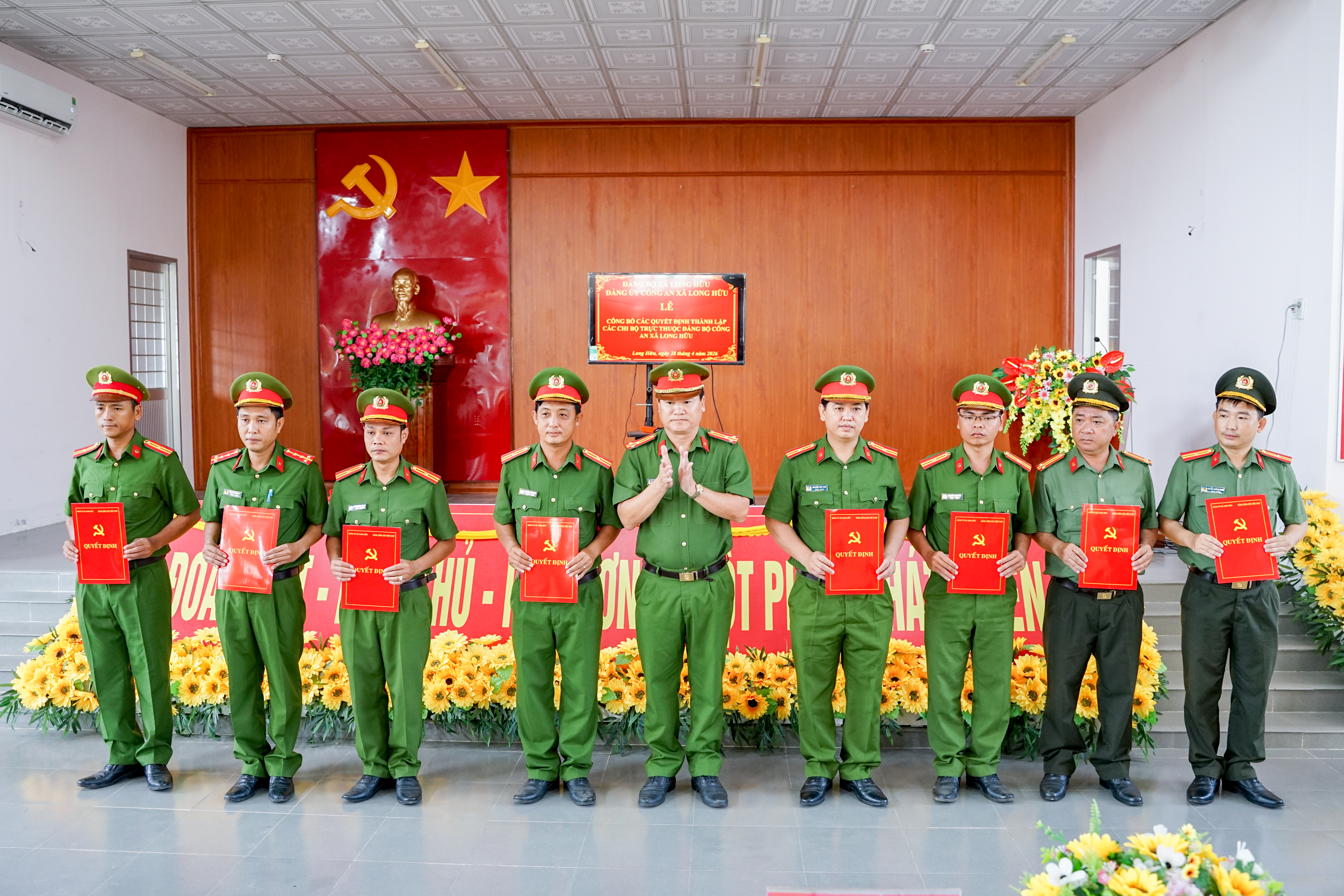 Đảng ủy Công an xã Long Hữu công bố quyết định thành lập các chi bộ trực thuộc