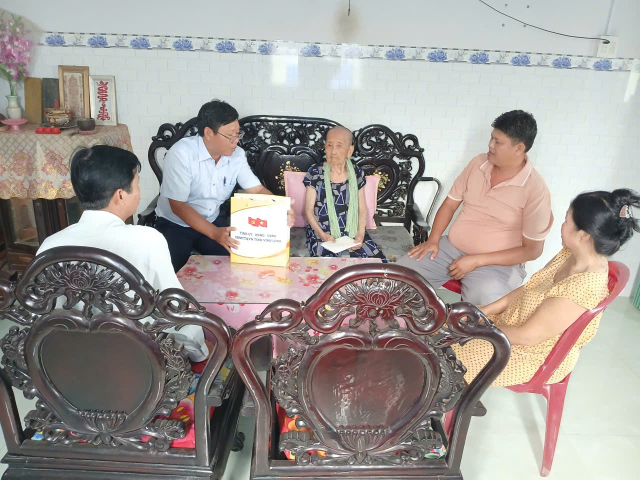 THĂM VÀ TẶNG QUÀ MẸ VIỆT NAM ANH HÙNG VÀ THƯƠNG BINH 81% TRỞ LÊN
