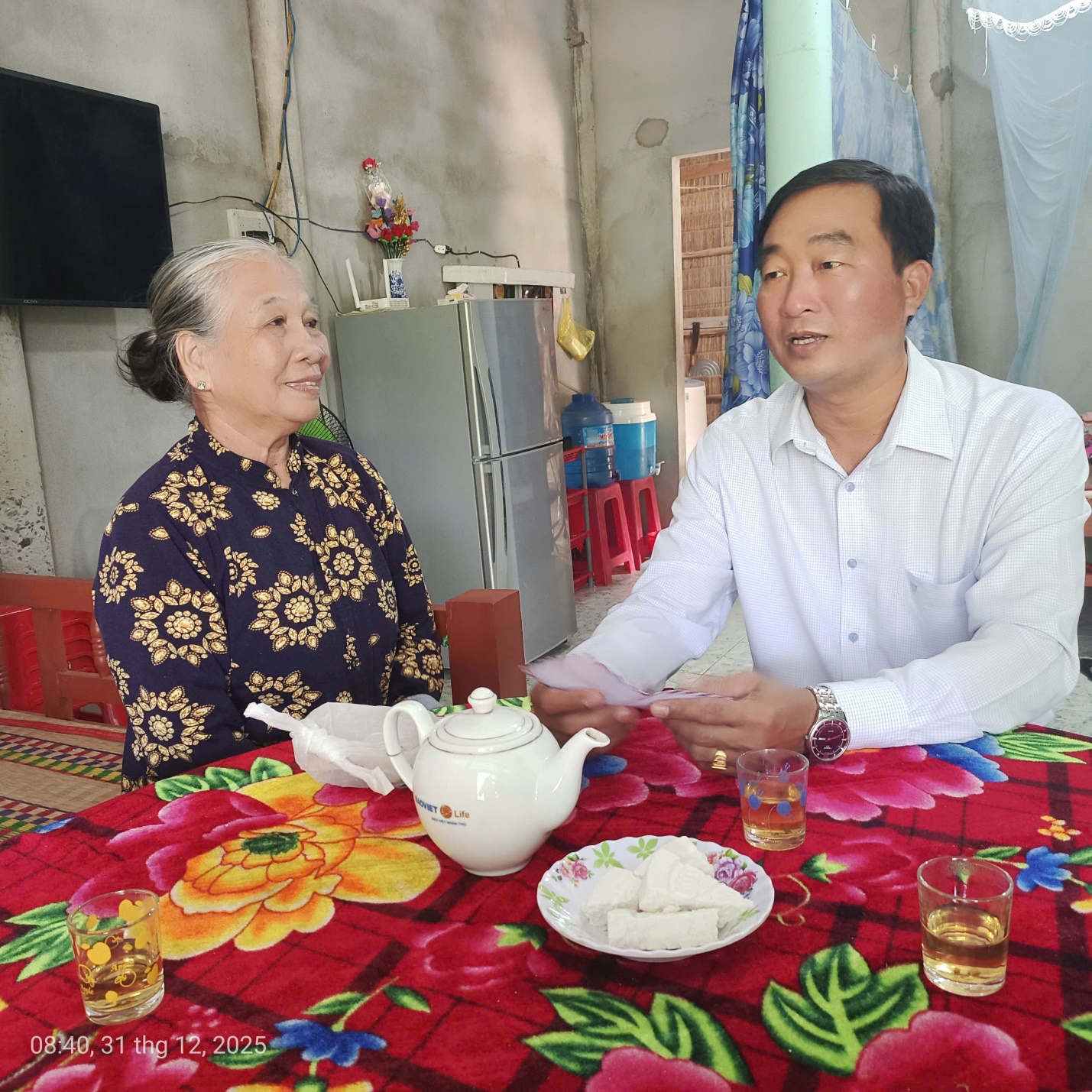 Chi bộ các Cơ quan Đảng thăm hỏi Bà Mẹ Việt Nam Anh hùng Nguyễn Thị Mai