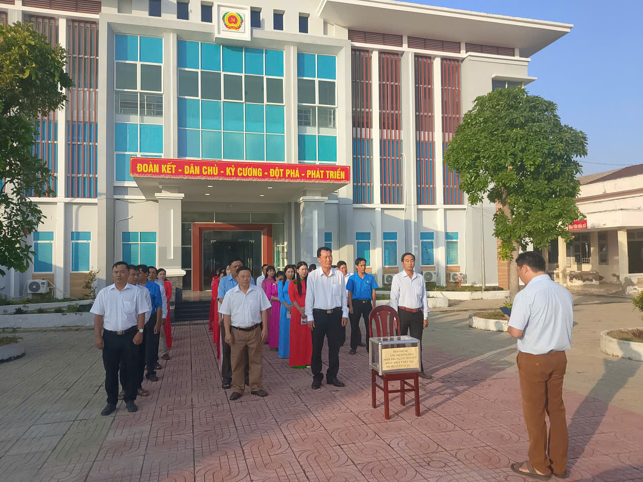 Đảng ủy xã Long Hữu hưởng ứng Lời kêu gọi ủng hộ đồng bào miền Trung, Tây Nguyên khắc phục thiệt hại do mưa lũ