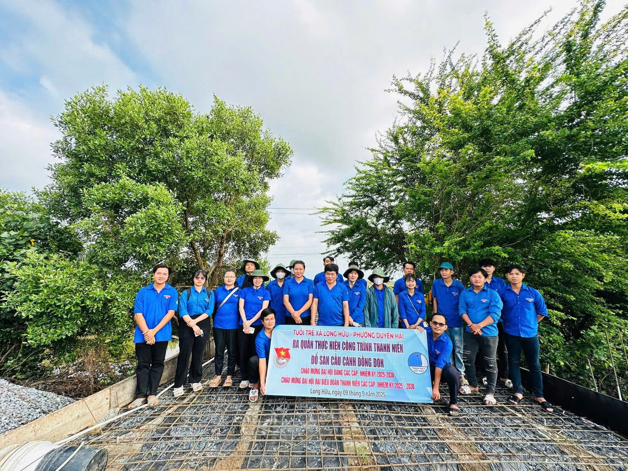 TUỔI TRẺ XÃ LONG HỮU PHỐI HỢP VỚI TUỔI TRẺ PHƯỜNG DUYÊN HẢI RA QUÂN ĐỔ SÀN CẦU CÁNH ĐỒNG ĐON