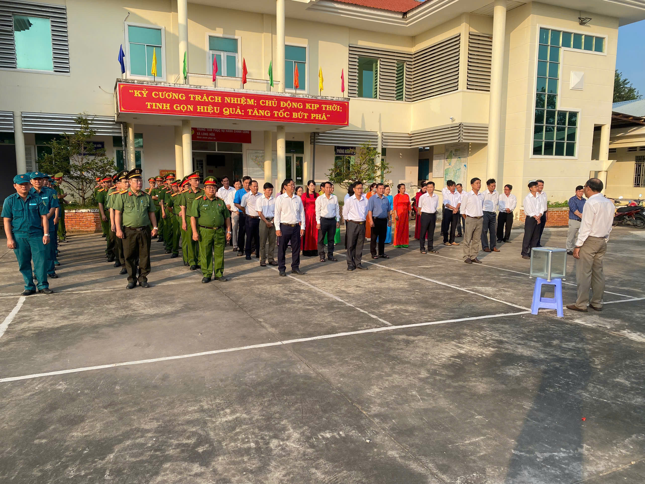 Ủy ban nhân dân xã Long Hữu tổ chức lễ chào cờ đầu tuần và phát động đóng góp ủng hộ đồng bào miền Trung, Tây Nguyên khắc phục hậu quả mưa lũ.