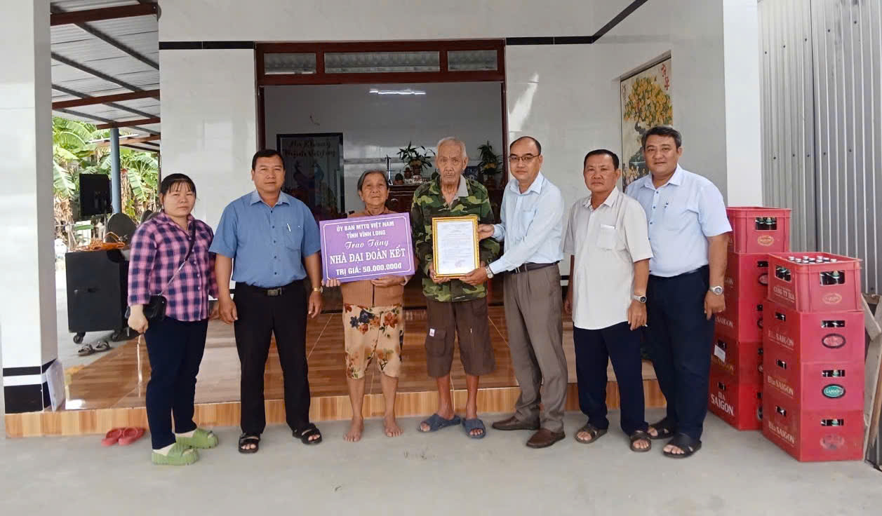 Xã Long Hữu tổ chức lễ bàn giao nhà Đại đoàn kết cho hộ nghèo, hộ khó khăn