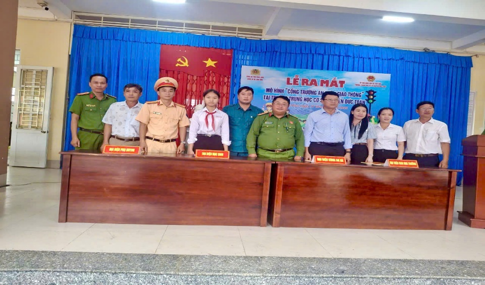 Công an xã Long Hữu ra mắt mô hình “Cổng trường an toàn giao thông”