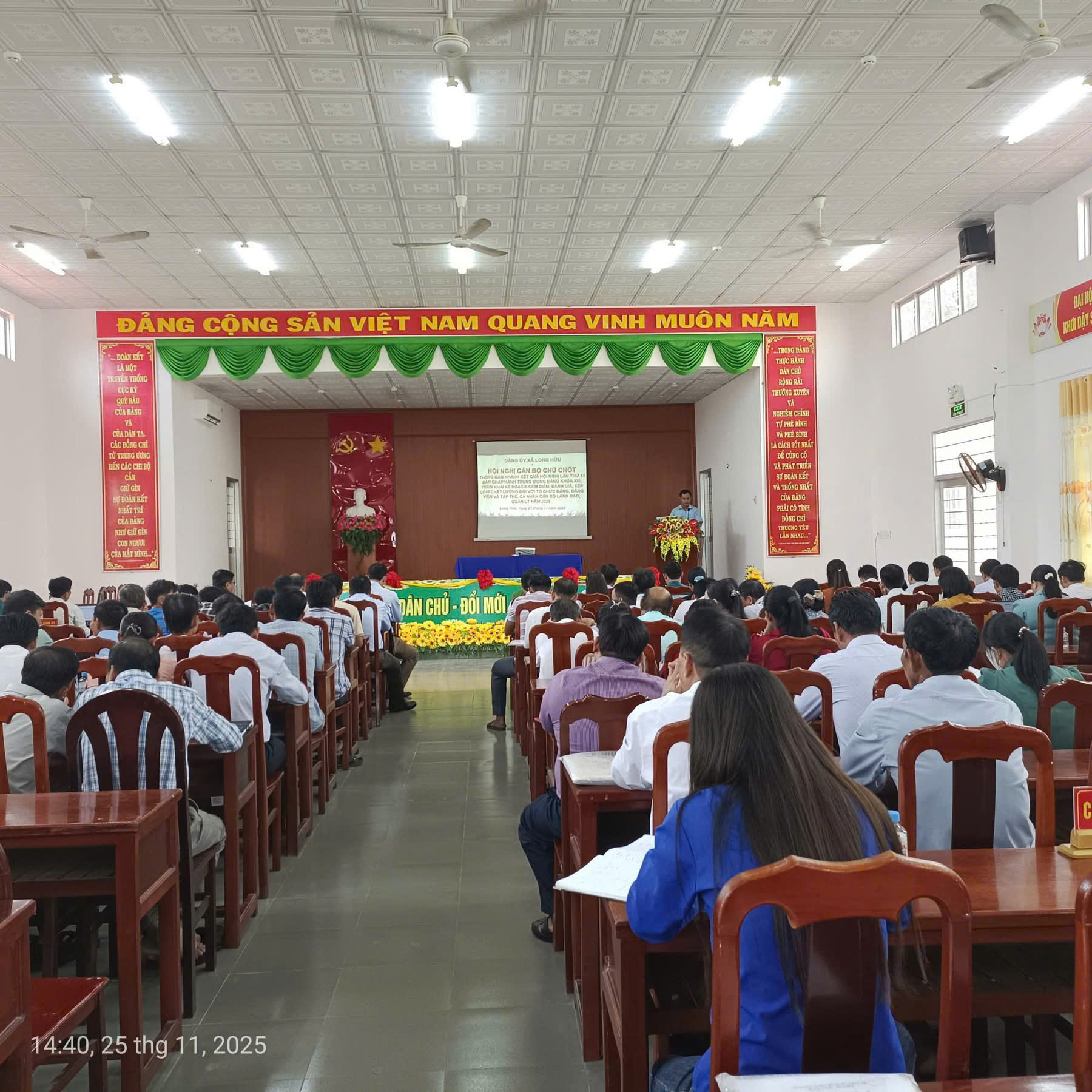 Xã Long Hữu tổ chức Hội nghị cán bộ chủ chốt để Thông báo nhanh kết quả Hội nghị lần thứ 14 Ban Chấp hành Trung ương Đảng khóa XIII và triển khai Kế hoạch kiểm điểm, đánh giá, xếp loại chất lượng đối với tổ chức Đảng, đảng viên và tập thể, cá nhân cán bộ lãnh đạo, quản lý năm 2025