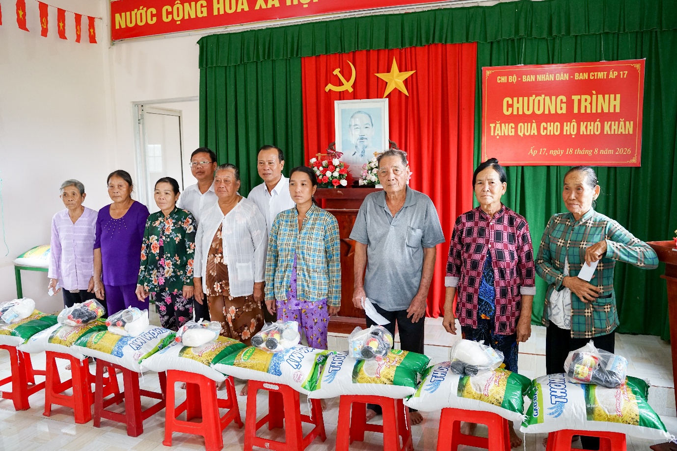 Trao 50 phần quà cho hộ có hoàn cảnh khó khăn tại ấp 17