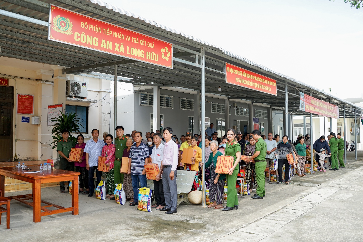Công an xã Long Hữu chung tay chăm lo hộ khó khăn, lan tỏa nghĩa tình nhân dịp 19/8 và Quốc khánh 2/9