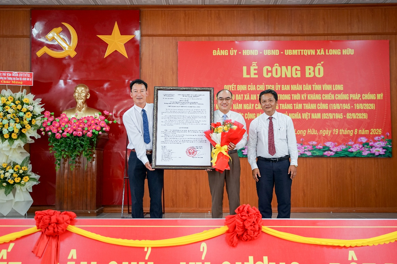 Long Hữu đón nhận Quyết định công nhận xã An toàn khu