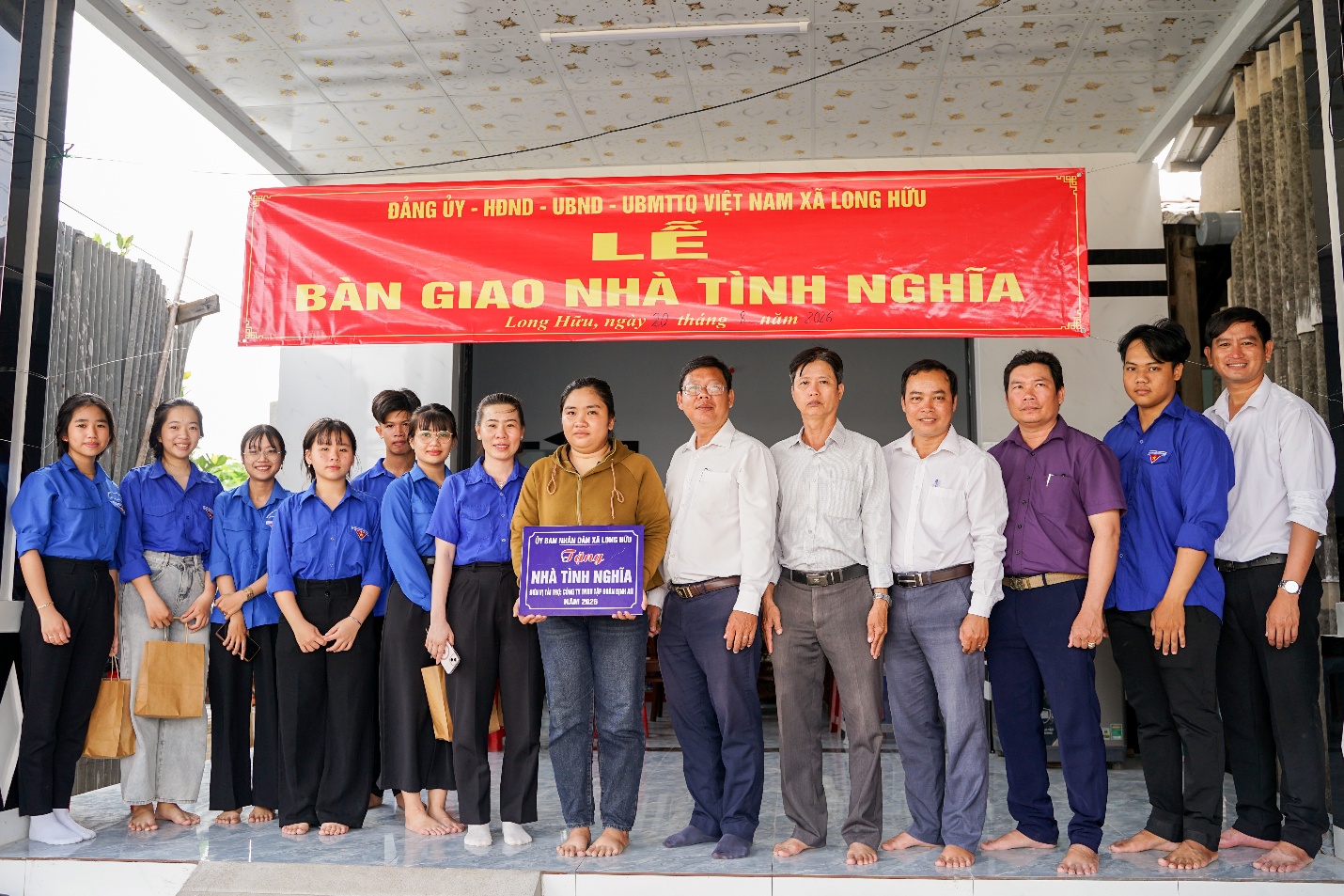 Long Hữu bàn giao 2 căn nhà tình nghĩa cho gia đình chính sách