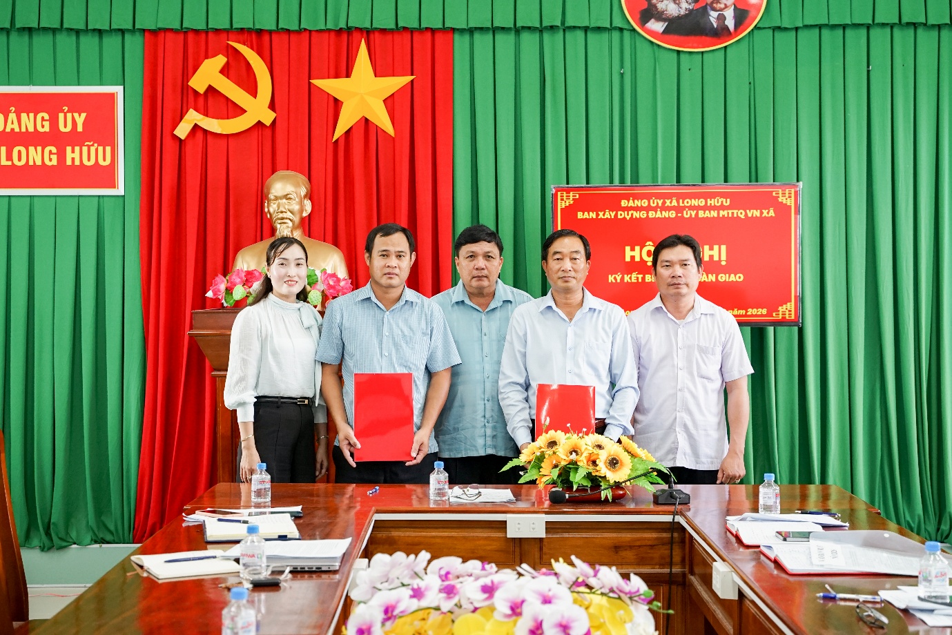 Xã Long Hữu tổ chức hội nghị ký kết biên bản bàn giao chức năng, nhiệm vụ tham mưu về công tác dân vận