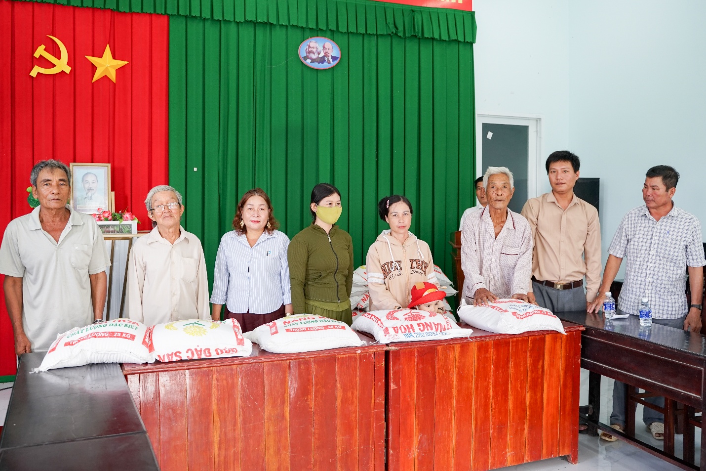 Ấp Bào trao tặng 50 suất quà cho hộ có hoàn cảnh khó khăn