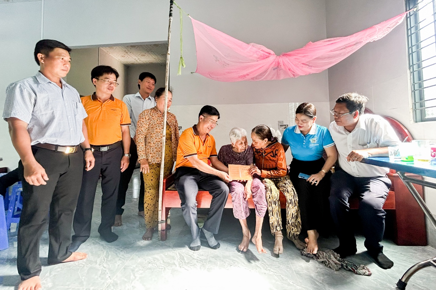 Trao tặng 2 sổ tiết kiệm trị giá 1,4 tỷ đồng cho Mẹ Việt Nam Anh hùng tại xã Long Hữu