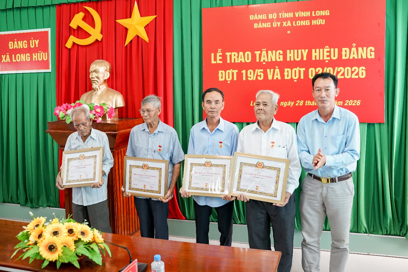 Long Hữu tổ chức Lễ trao tặng Huy hiệu Đảng đợt 19/5 và 02/9/2026