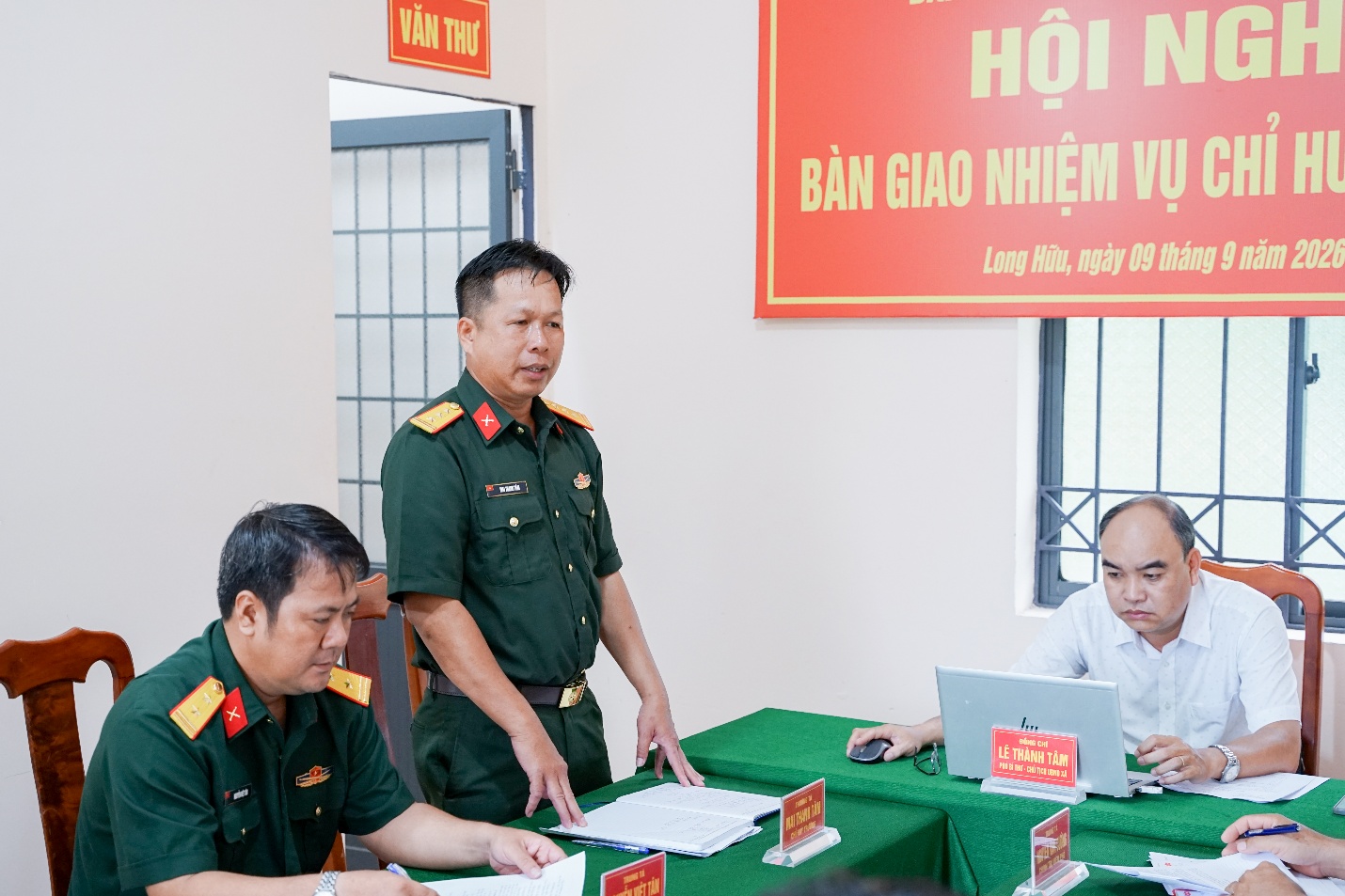 Ban CHQS xã Long Hữu tổ chức bàn giao nhiệm vụ Chỉ huy trưởng