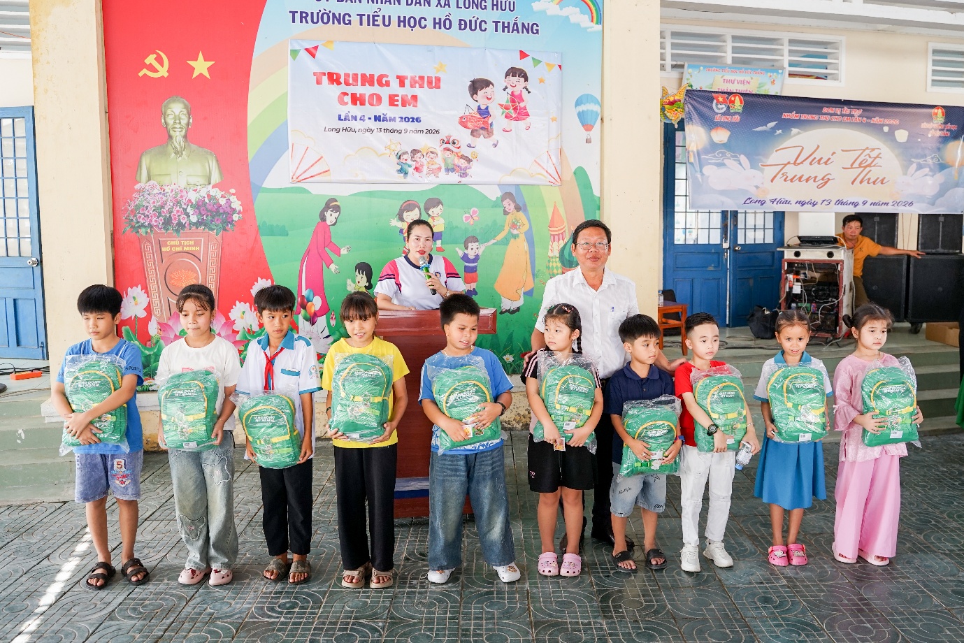 Hơn 300 học sinh Trường Tiểu học Hồ Đức Thắng vui Tết Trung thu