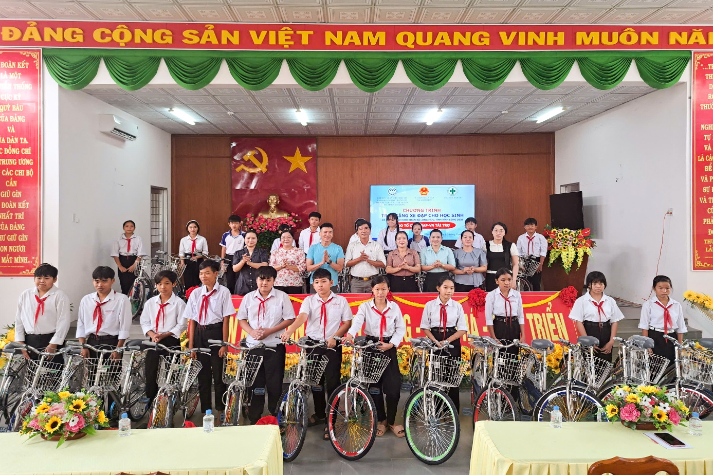 Trao xe đạp cho học sinh có hoàn cảnh khó khăn nhân dịp năm học mới 2026–2027