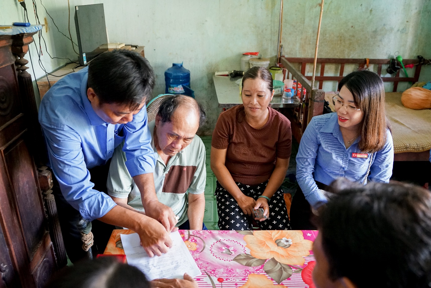 Hành chính công lưu động gắn với chăm sóc sức khỏe cho người dân yếu thế tại xã Long Hữu