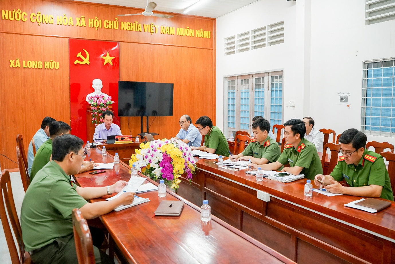 Thường trực Đảng ủy xã Long Hữu nghe báo cáo công tác bảo đảm an ninh, trật tự 9 tháng đầu năm 2026