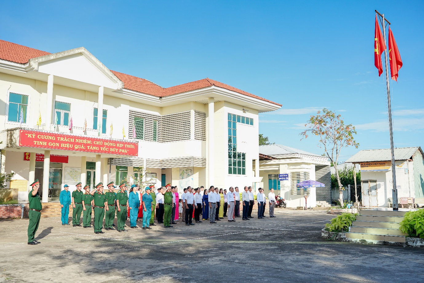 UBND xã Long Hữu duy trì chào cờ đầu tuần, tạo khí thế thực hiện nhiệm vụ tháng 10