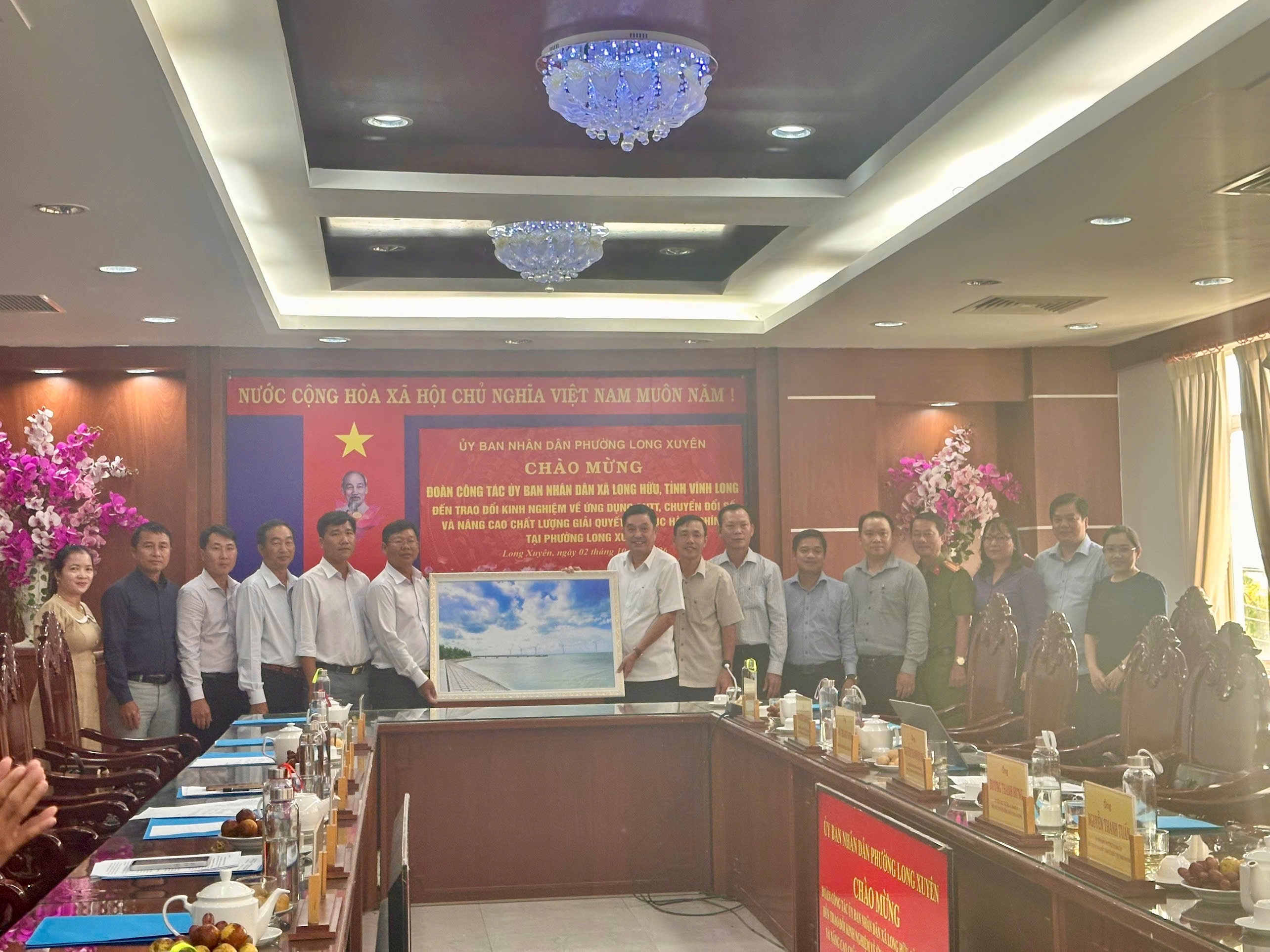 Xã Long Hữu tổ chức chuyến công tác học tập, trao đổi kinh nghiệm về chuyển đổi số và nâng cao giải quyết thủ tục hành chính tại Phường Long Xuyên