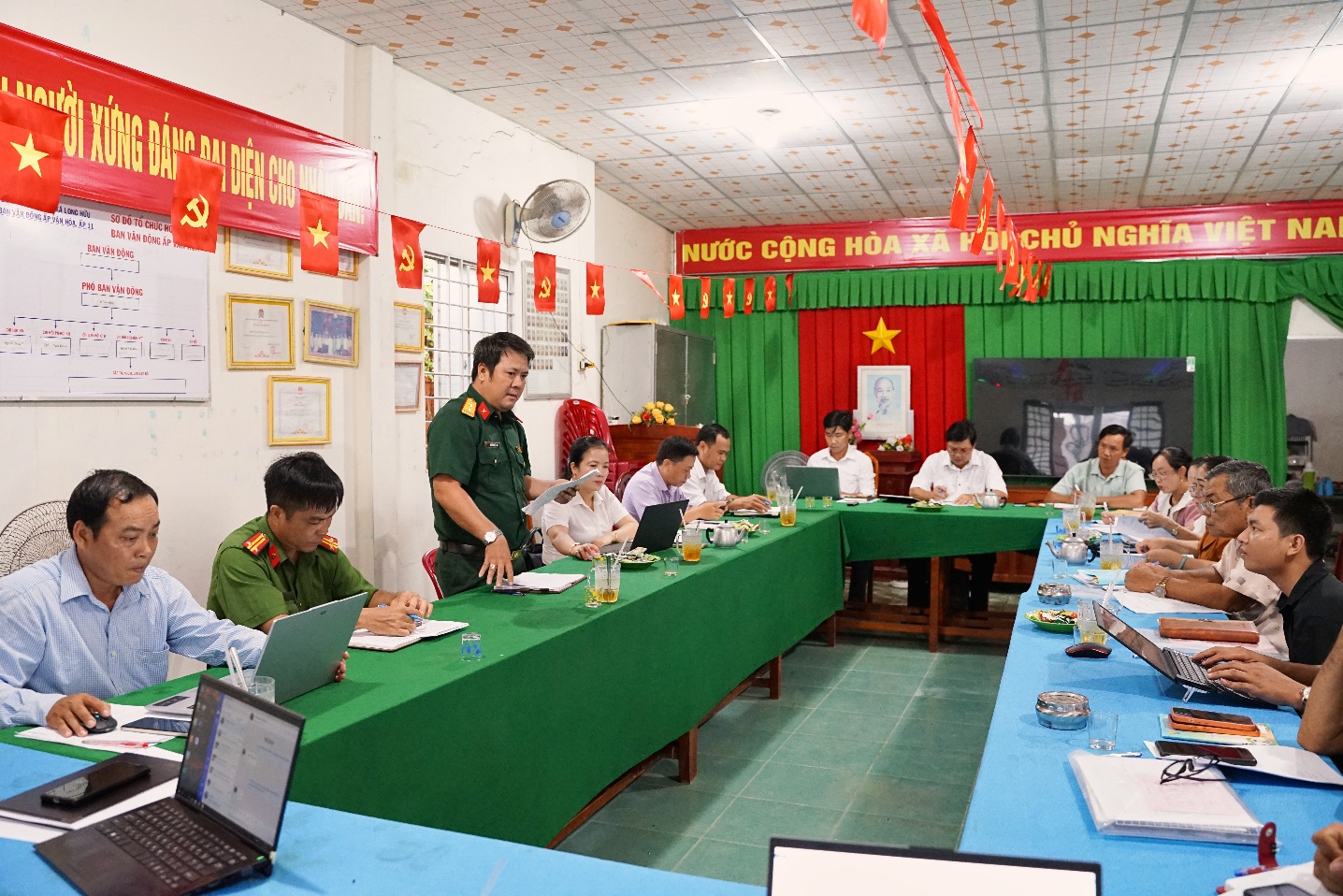 Đồng chí Trần Minh Đức, Phó Bí thư Thường trực Đảng ủy xã Long Hữu cùng đoàn kiểm tra kết quả thực hiện Nghị quyết 9 tháng đầu năm 2026 tại Chi bộ ấp 11