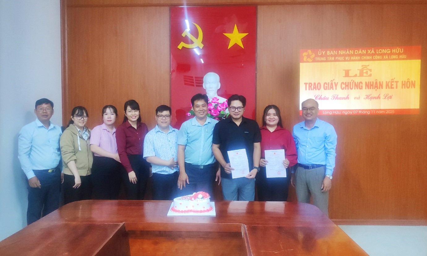 Ủy ban nhân dân xã Long Hữu trao giấy chứng nhận kết hôn cho công dân